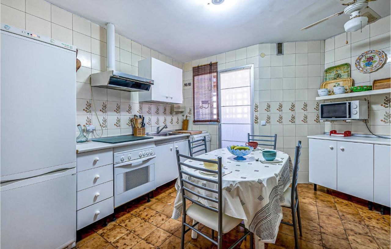 4 Bedroom Nice Apartment In טורמולינוס מראה חיצוני תמונה